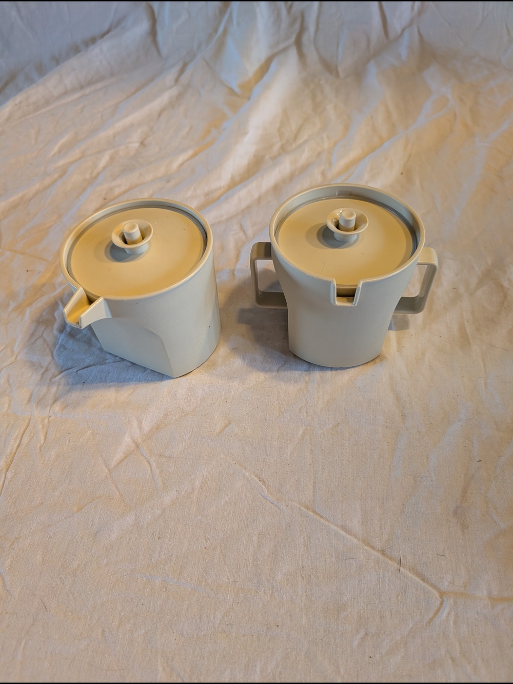 2/40$ Tupperware Cream Plastic  Sugar And Creamer with Lids - Pair